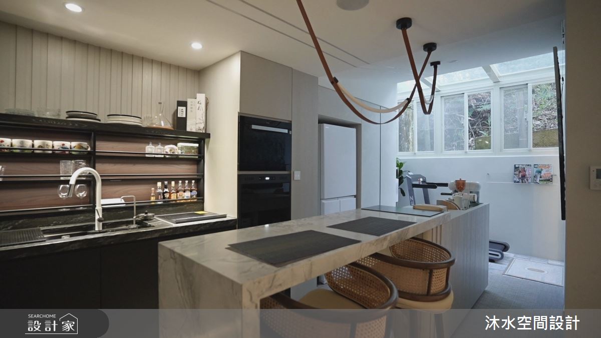 廚房樓板以挖空設計,增加玻璃窗設置,每當天氣好時,便有光影穿梭在居家中,更貼近自然。