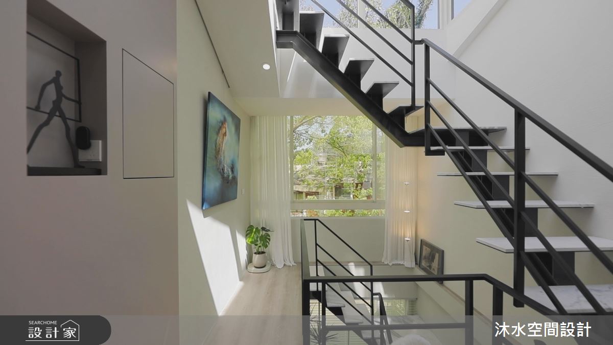 樓梯踏板選用石材廢料拼製而成,達到環保效果,不同的石材紋路也散發出不一樣的氣息。