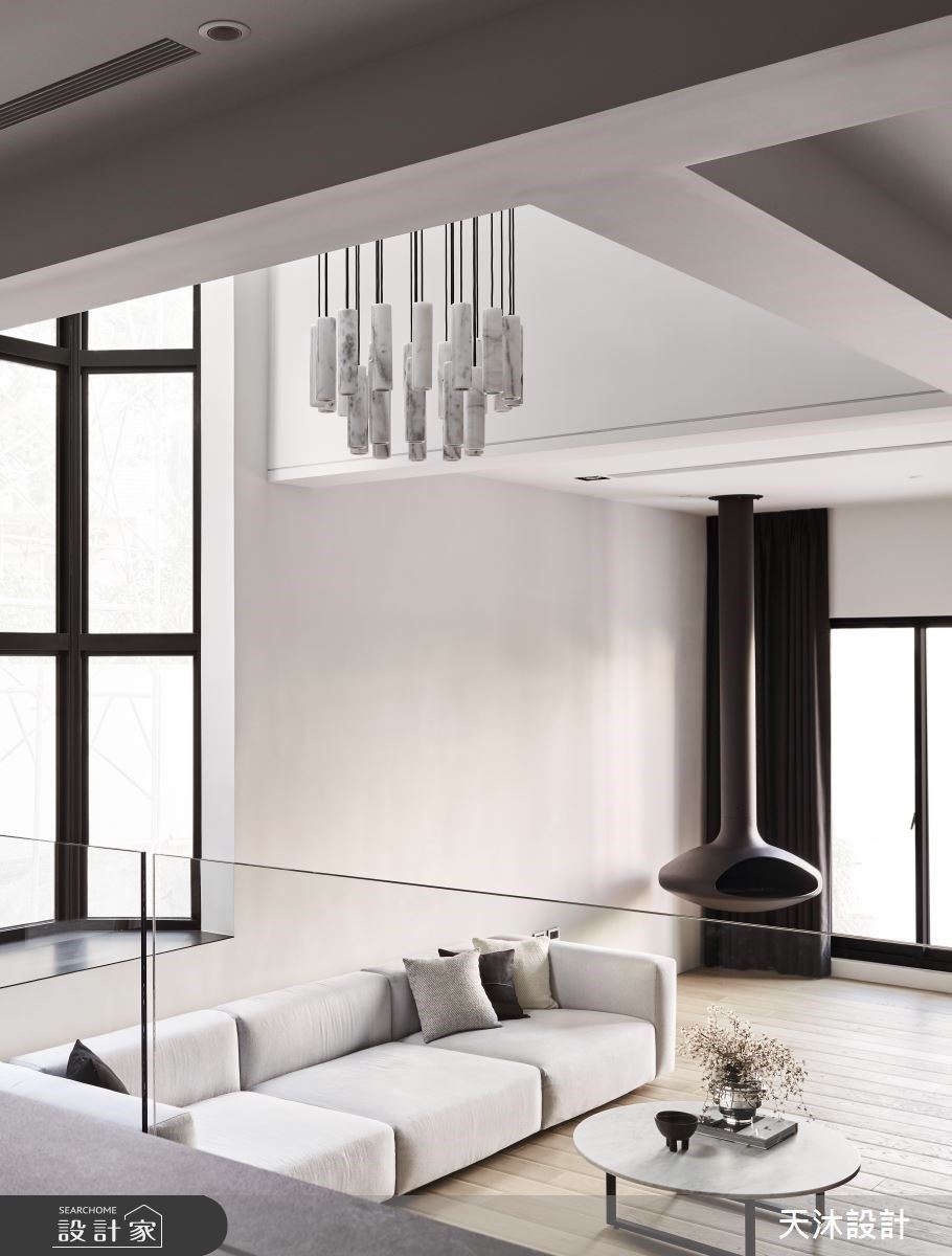 使用木地板提升空間溫暖氛圍,搭配上造型暖爐更為氛圍點綴出奢華品味。