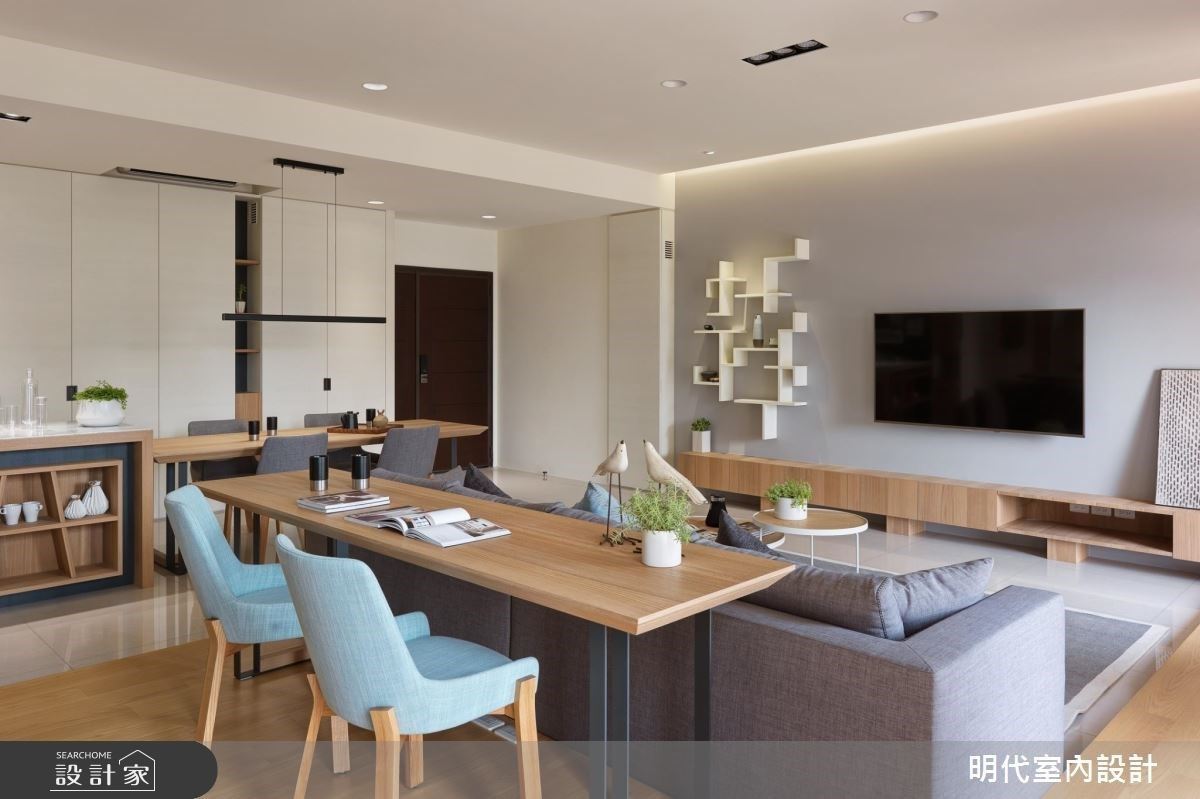 選擇較為輕淺的自然木色,可與多元色彩配搭而不突兀,成為既耐看又百搭的選擇。