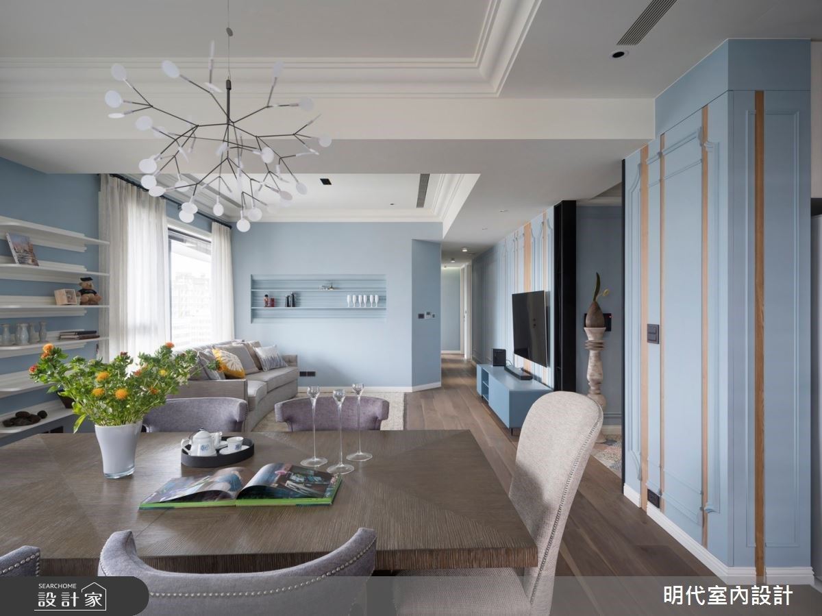 柔和的天空藍立面,加上大面積的白色天花與木質色地坪,三者完美調和,讓家的色彩運用非常平衡。