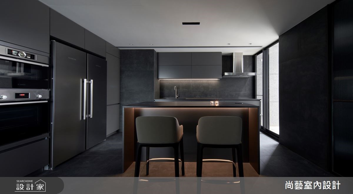 電器櫃靠牆規劃,色調與空間一致具整體感