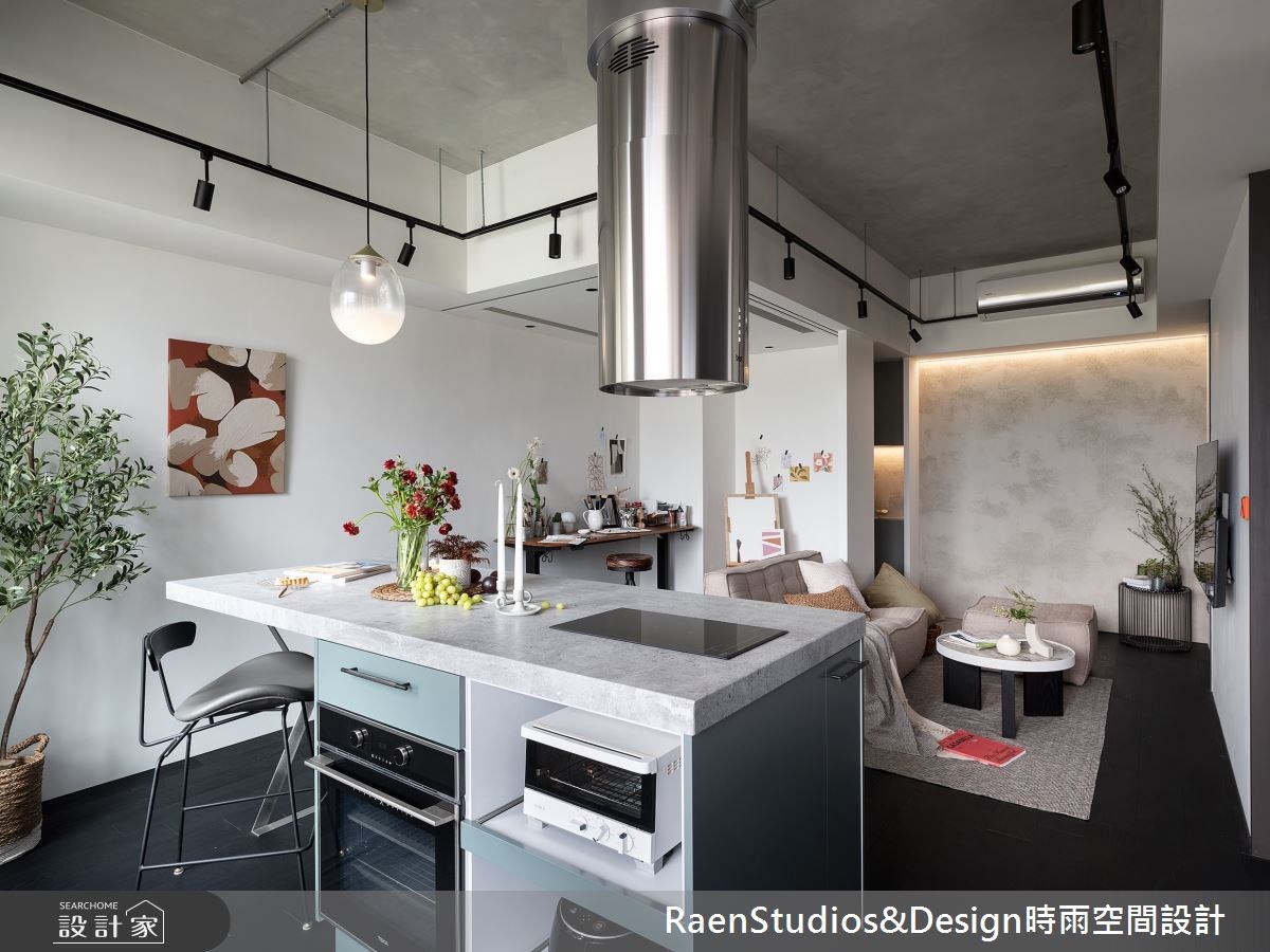 小坪數中島下方結合嵌入式家電與獨立電器櫃