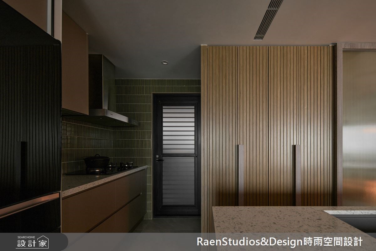 餐廚間的直立式電器櫃可用門片隱藏_闔上時完全隱藏