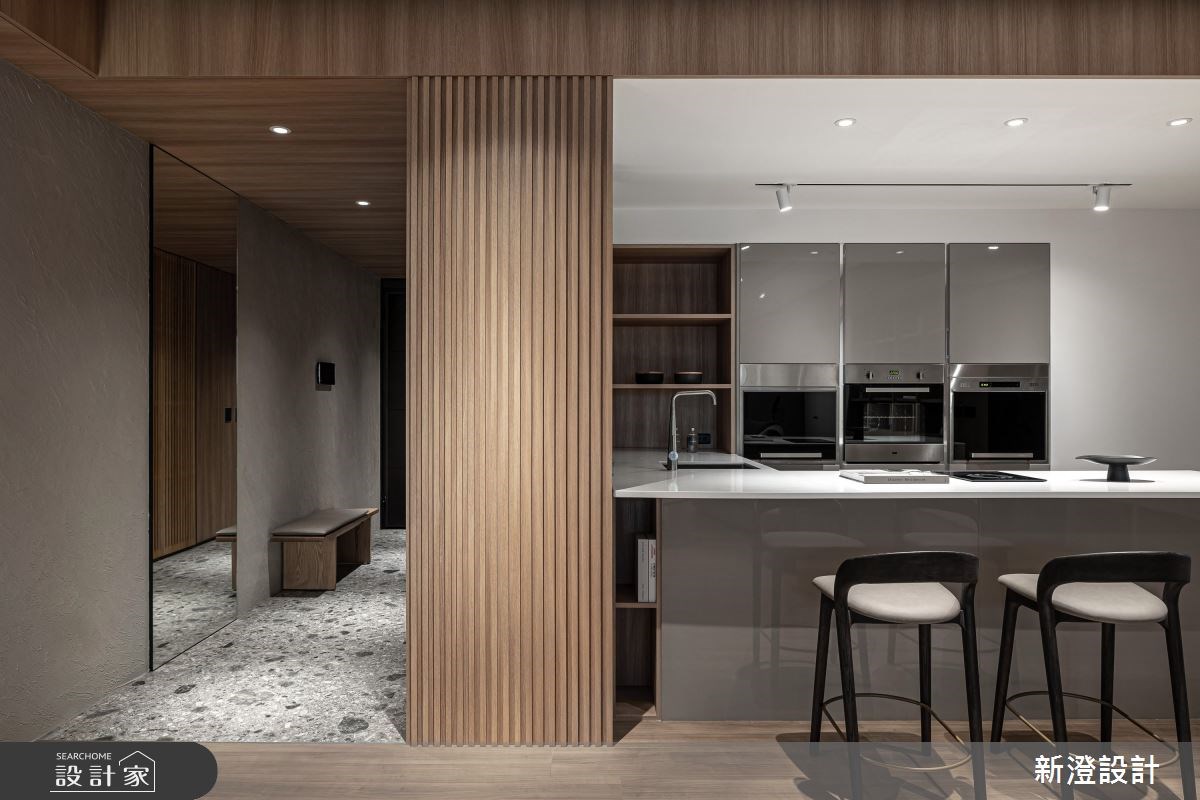 嵌入式電器櫃規劃於中島後方牆面,創造烘焙料理區