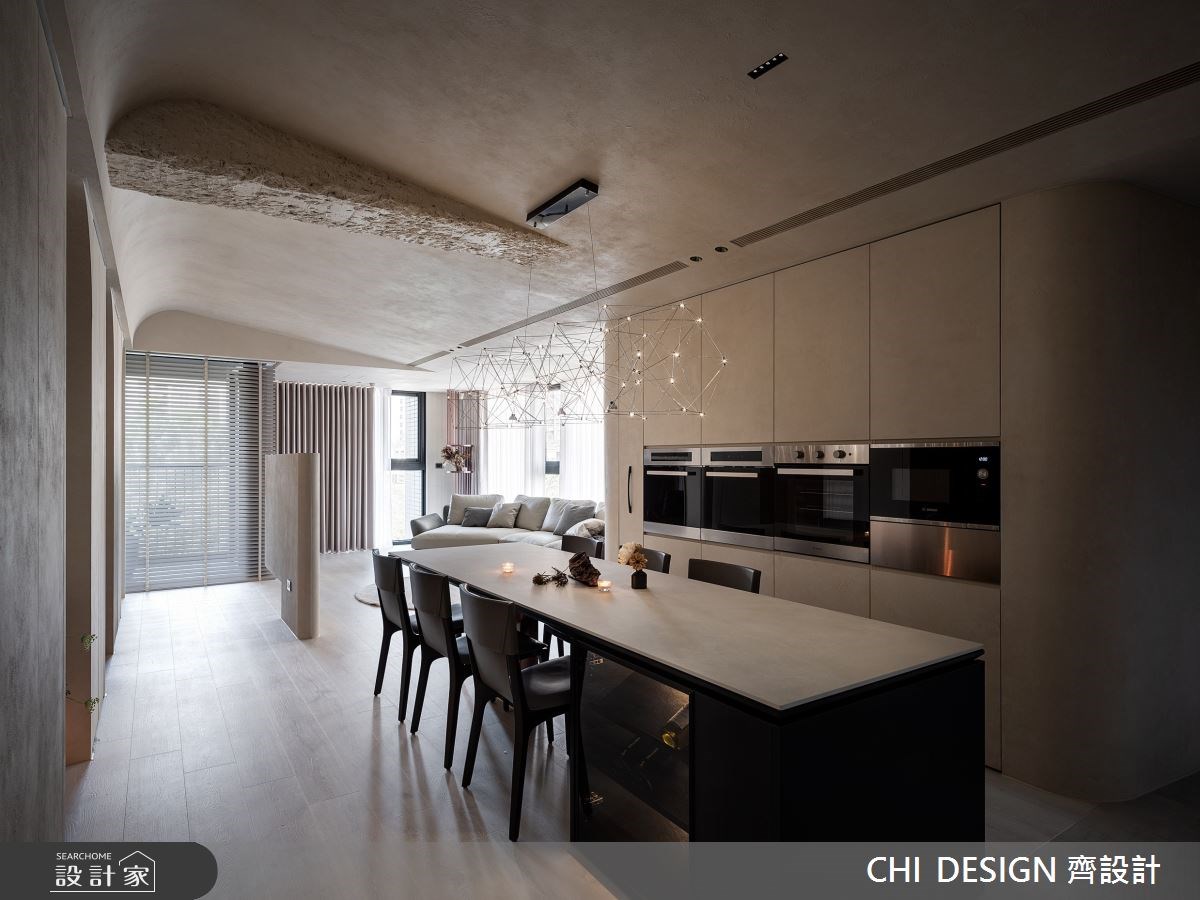 電器崁入壁面中間的黃金區域,符合人體工學,中島下方結合紅酒櫃