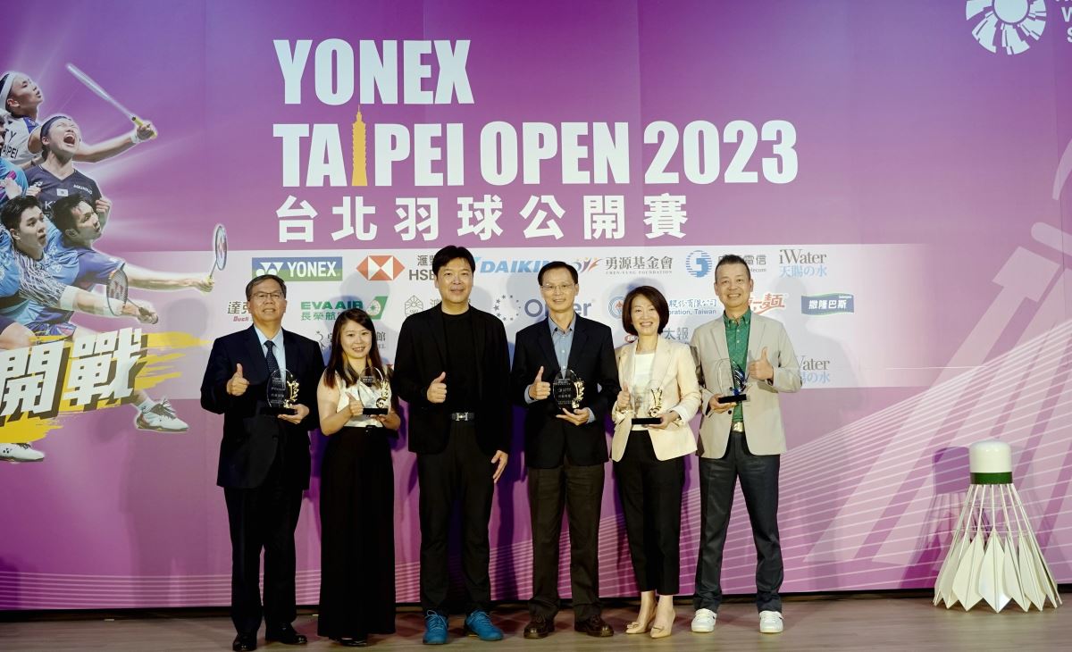 歐德「羽」您一起加油，受邀參加「賽事啟動記者會」的董事長陳國都(右一)，接受大會致贈感謝獎座。