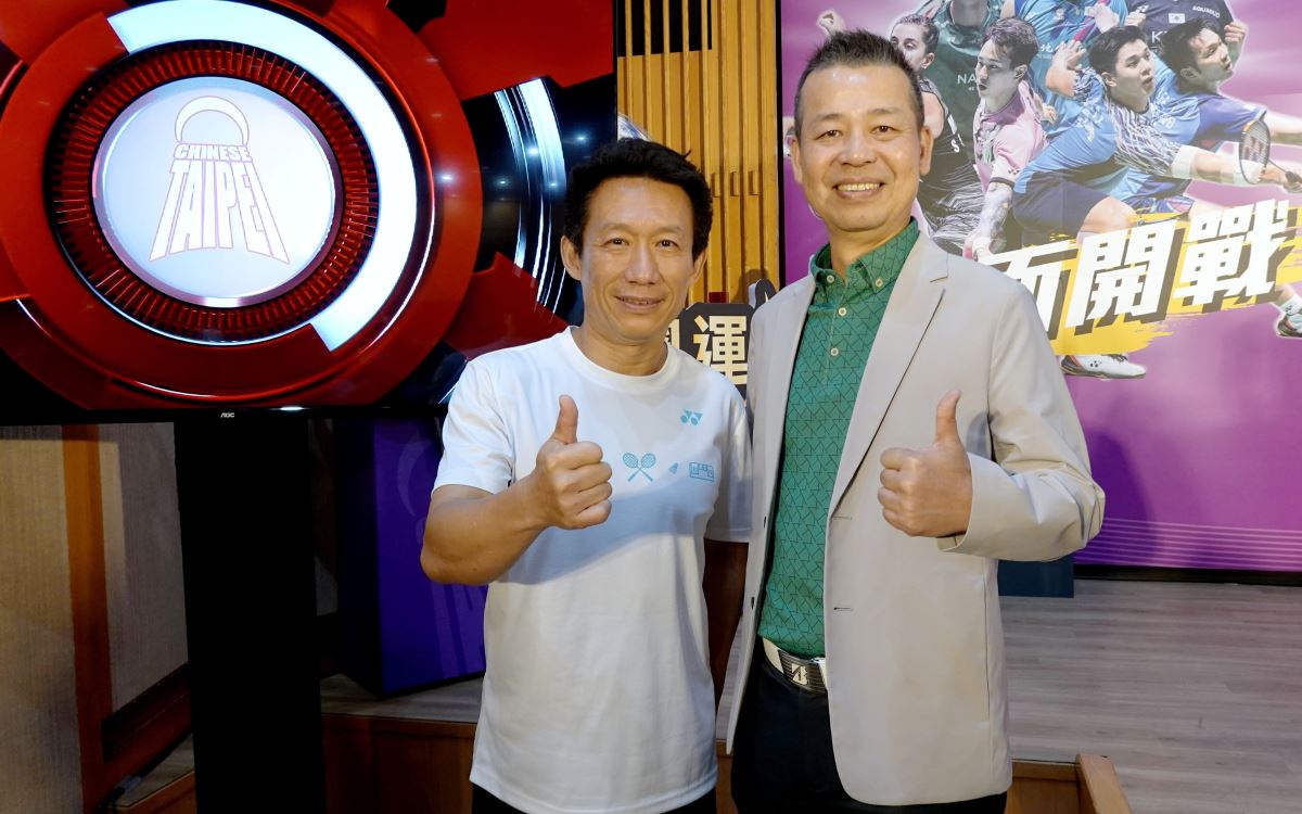 受邀擔任帶領羽球小將誓師集氣的藝人郭子乾(左)與歐德集團董事長陳國都(右)開心合影。