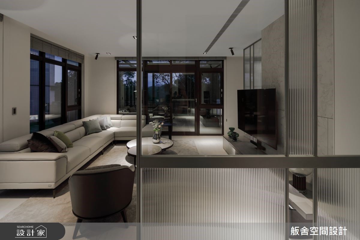 玄關的隔間，使用玻璃材質，傳達空間的開闊，將互動留給居者，增加交流溫度。