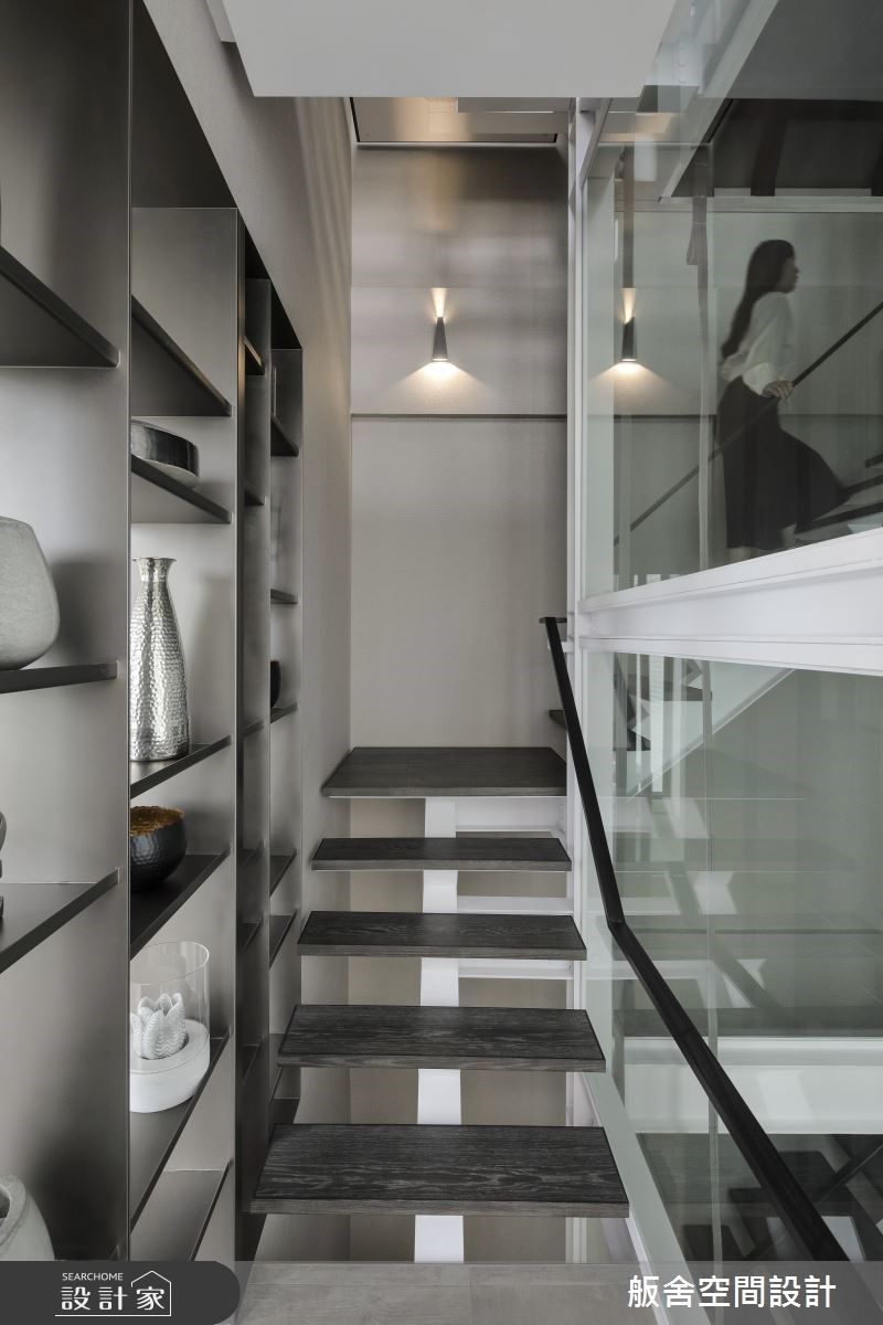 樓梯皆鋪上溫潤的木皮踏板，平衡空間調性，增添溫暖愜意的感受。