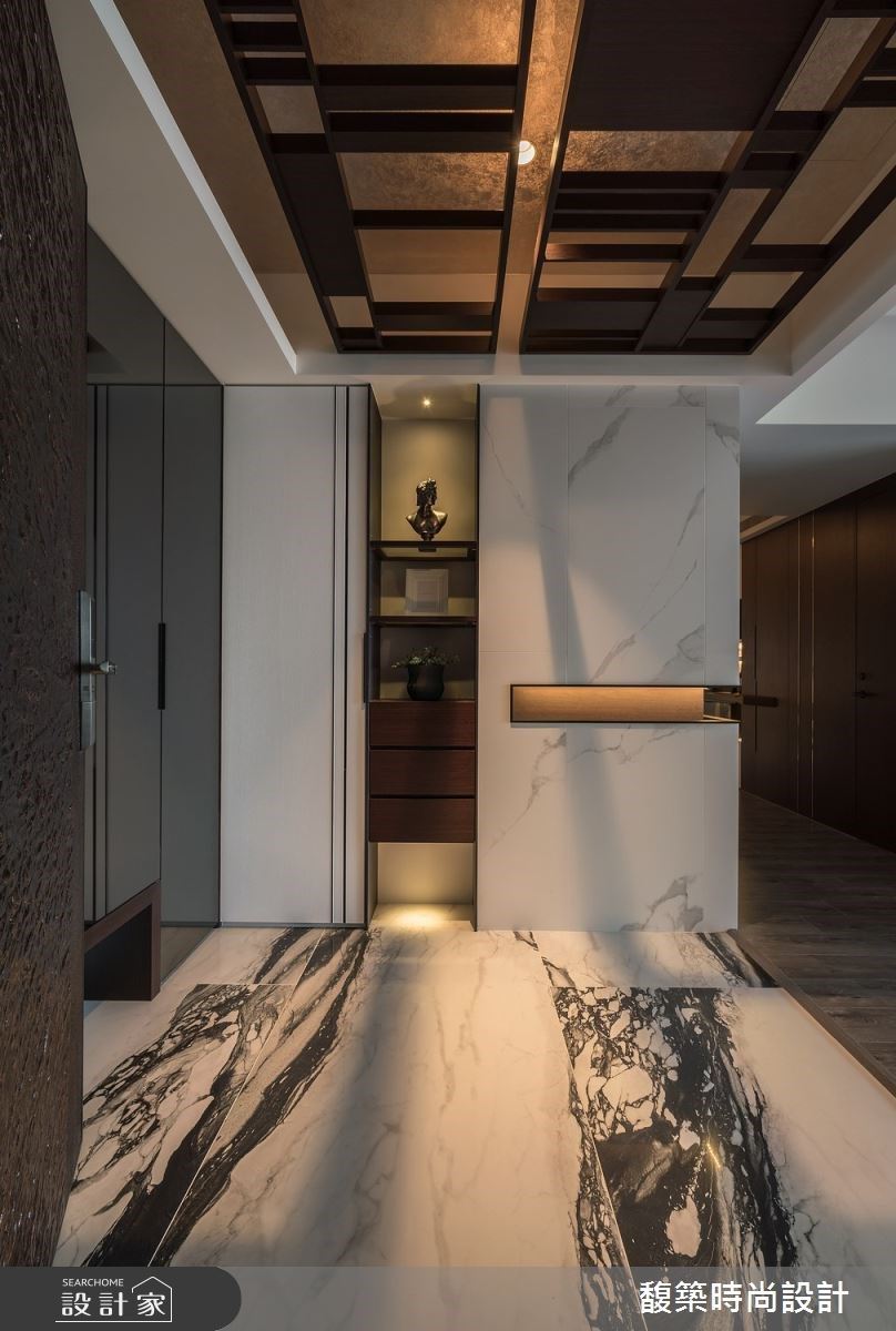 玄關轉角處設置扶手,並搭配燈帶導引,讓居者於夜晚也能看清動線。