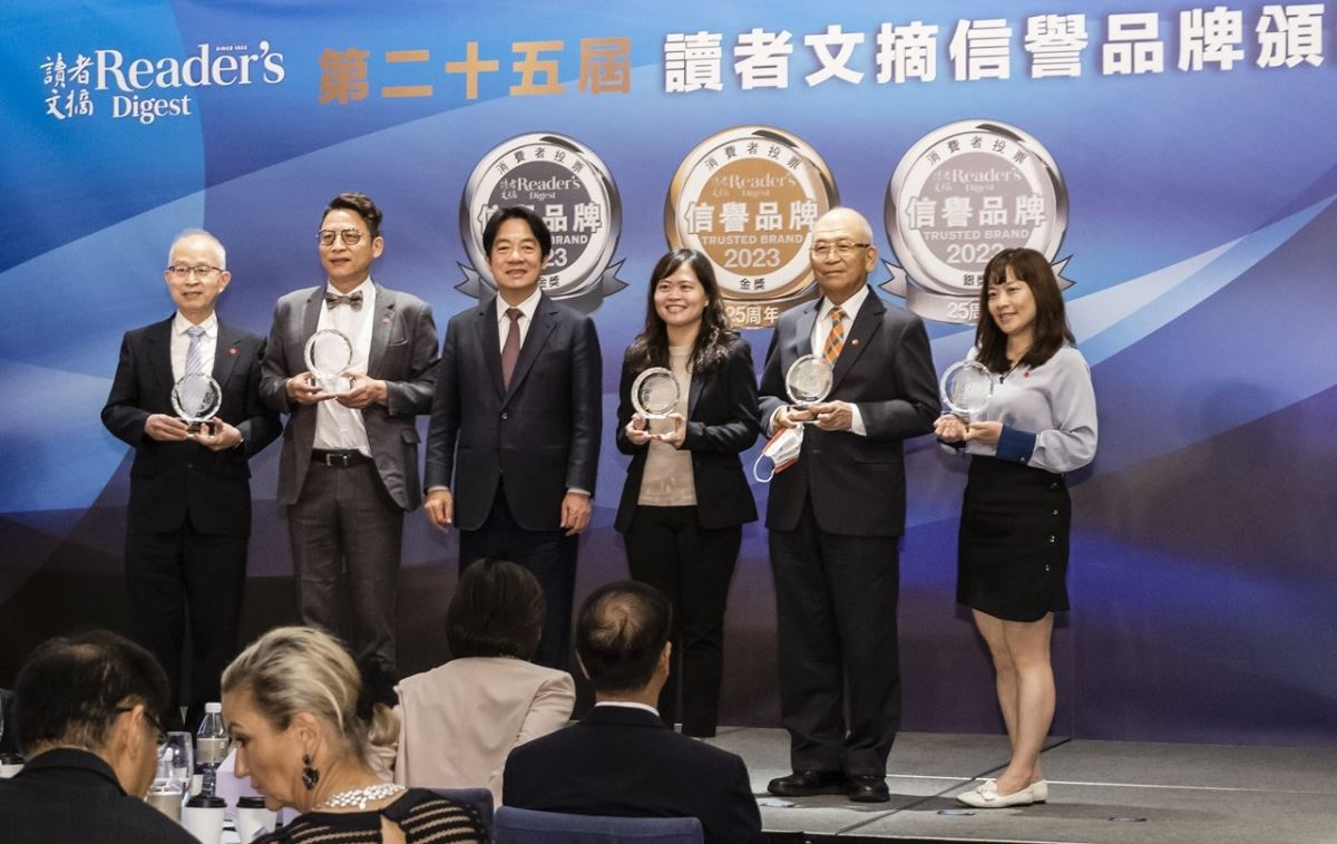 歐德集團獲得第 25 屆《讀者文摘 Trusted Brand》信譽品牌【系統家具類】肯定，歐德集團總經理吳添源(左二)與副總統賴清德(左三)開心合影。