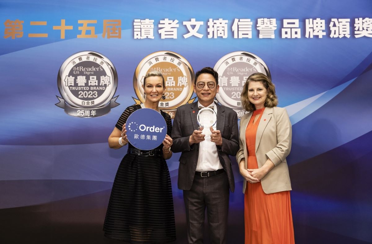 歐德集團蟬連 15 年獲肯定，讀者文摘亞太區行銷總監 Sheron White(左)與總編輯 Louise Waterson 特別祝賀。