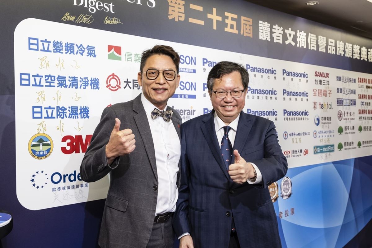 行政院副院長鄭文燦(右)向歐德集團總經理吳添源(左)恭喜道賀。