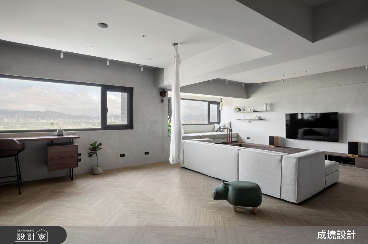 位於客廳後方的留白區域，搭配屋主的各個需求規劃，增設了空中瑜珈的掛布，滿足全家人喜愛運動的良好習慣。