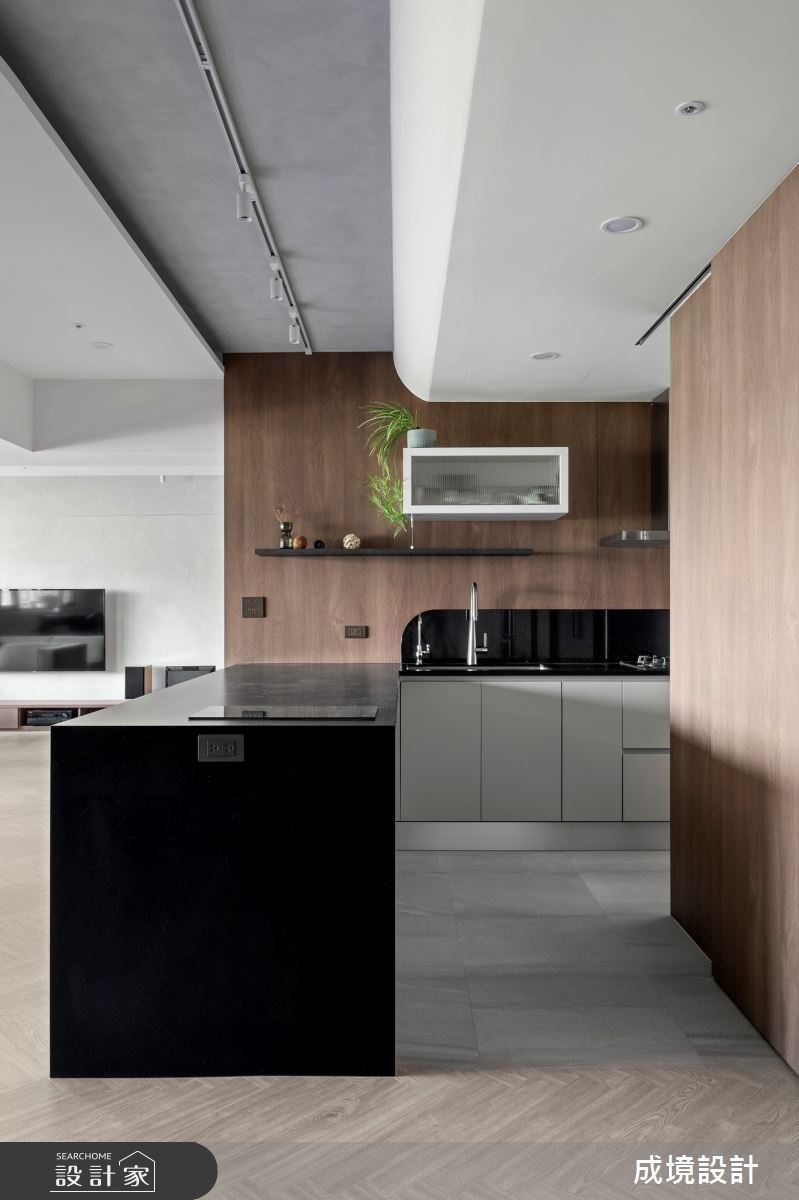 餐廳空間重新配置管線，並以弧形包覆作為修飾，增添柔和的視覺。