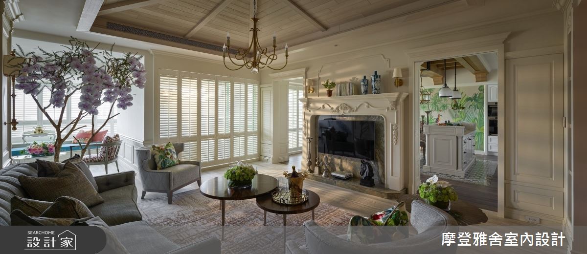 客廳通向餐廚的過道上方大樑剛好劃分空間界線,設計師以對襯手法打造回字動線、創造連結,更以拱型設計修飾臥榻區域上方的大樑。