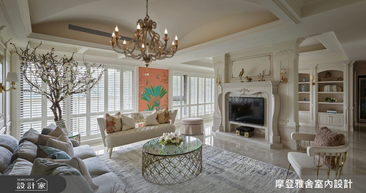 大面積純白木百葉承接滿盈日光,跳色壁畫與軟裝以及金屬家具燈飾點綴立刻提出法式韻味。