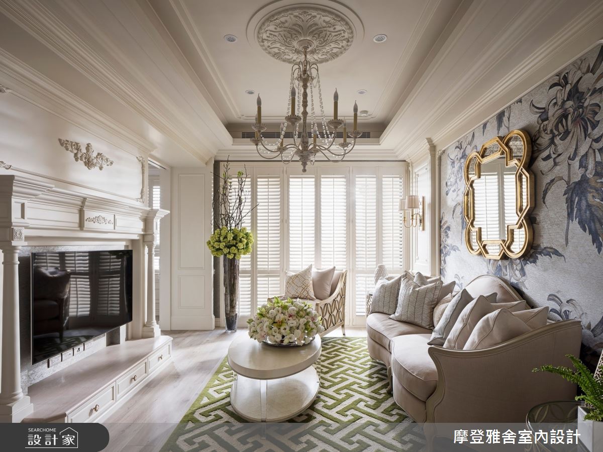 2 米大樑讓有限空間更顯侷促,設計師以 70 公分高度的壁爐為視覺中心,以層疊線板包覆主樑,與沙發背牆裝飾線板形成視覺平衡。