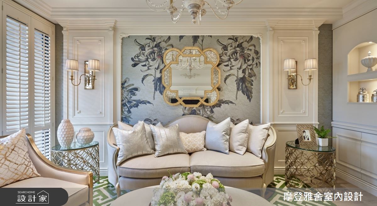 以單一主色放大空間感受,並在家具細節採用金色圍邊,勾勒協調且具主題性的風格。