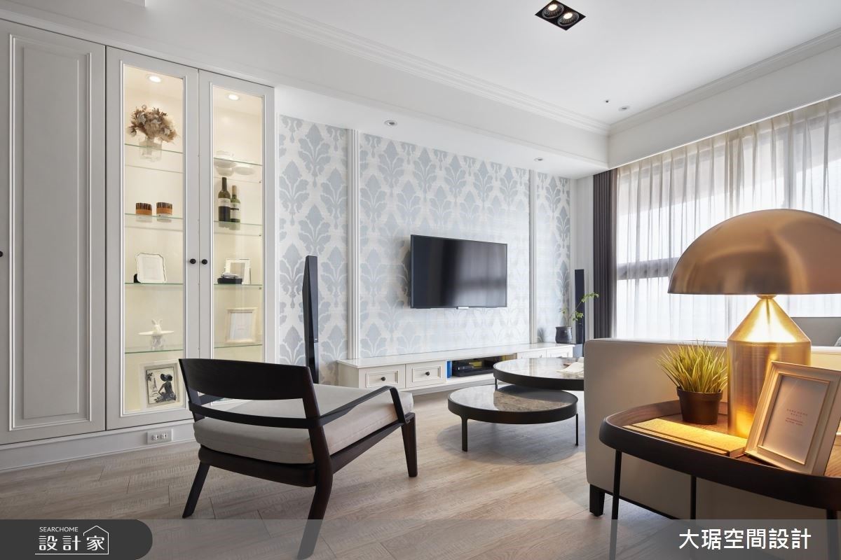 玄關延伸到走廊空間，以線板造型結合櫃體，型塑美式優雅俐落的視覺效果。