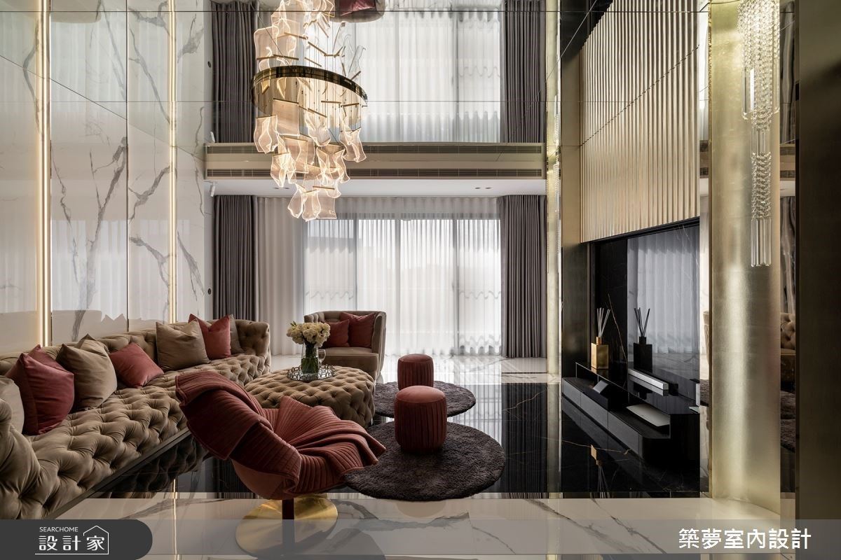 從天花至地面，延續著大理石的立面，黑色再銜接到石雕灰，無限延伸公領域的視覺感，更直接帶出豪宅的器度。