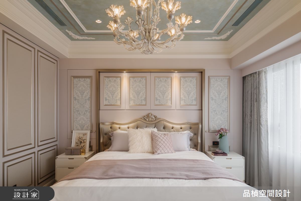 為了讓空間更為耐看，壁紙選用粉灰調圖騰，更以絲質質感，提升細節層次。