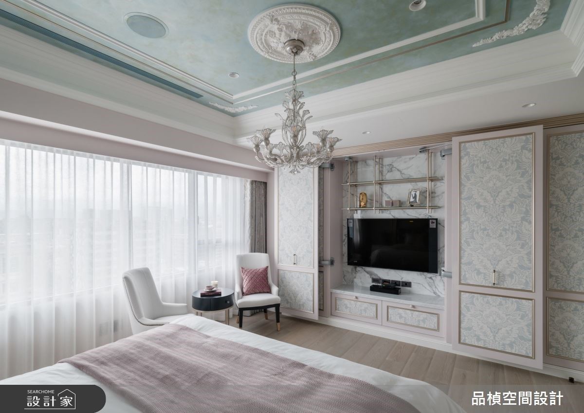 電視牆結合衣櫃，以巴士門作為空間儀式感的表達，同時滿足了收納機能及展示的表現。