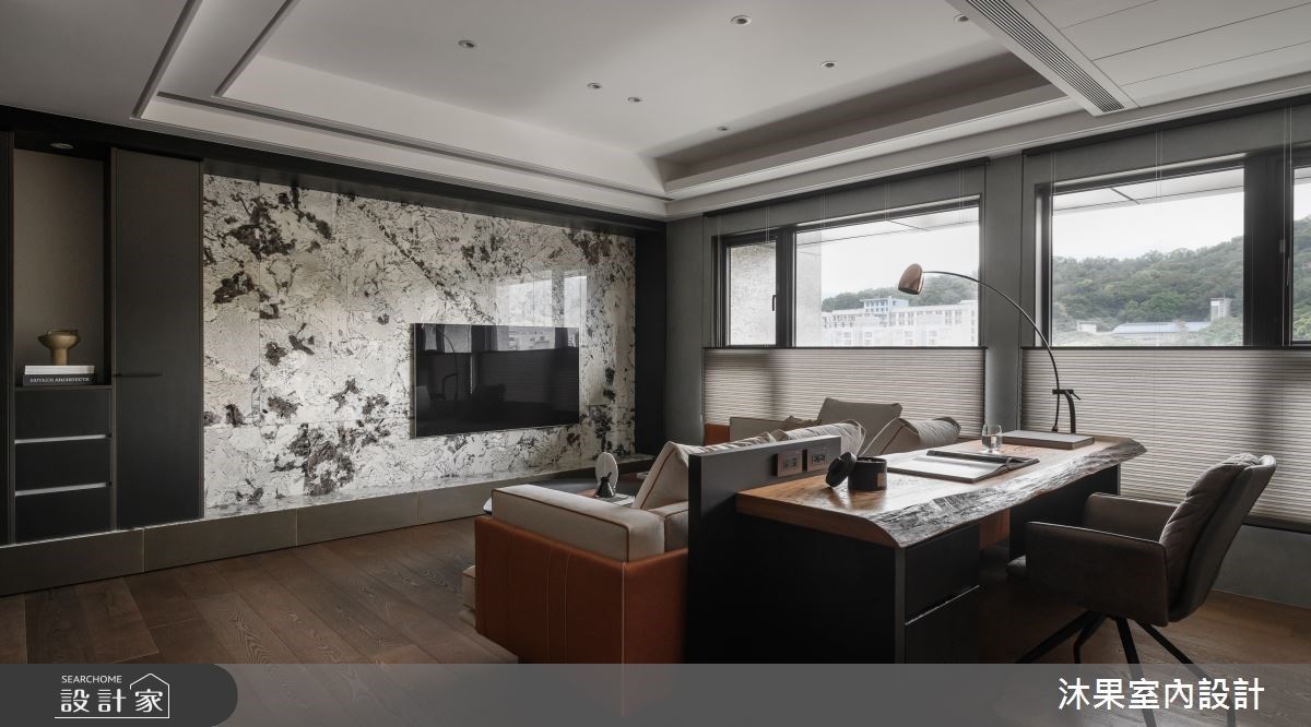 取代傳統大理石的拼接方法,電視牆以顛倒製作亂花的呈現,讓電視牆面擁有豐富線條層次。