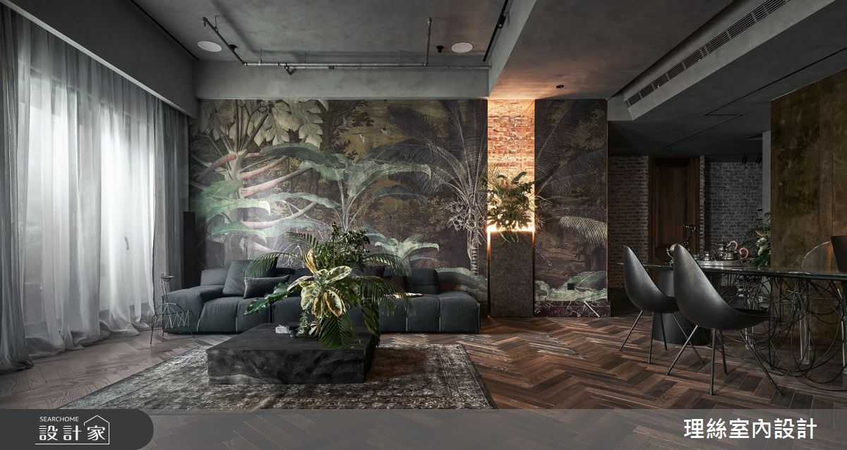 壁紙花鳥圖案點綴空間，一旁的端景壁龕以黃銅和紅磚打造，屋主可以在這放置音響設備或是盆花擺飾。