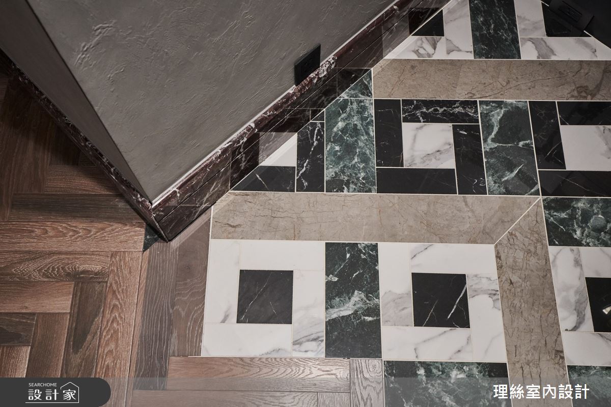 運用台灣早期建築常見的蛇紋石拼貼地坪，讓酒吧空間充滿細節與在地連結。