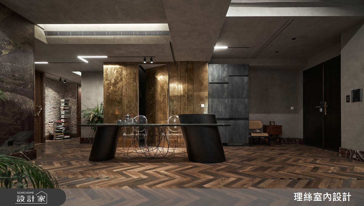 自然斑駁的黃銅壁面中暗藏了通往廚房的動線；餐桌下方的鋼筋同為自然裸露的設計語彙，也提供桌面中心穩固的支撐點。