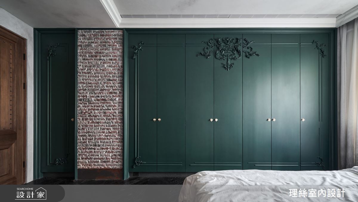 高聳的深綠色櫃體提供屋主足夠的收納空間，也透過雕花的元素，呼應復古英倫的情懷。