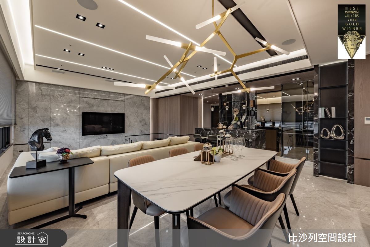 壁面燈條既提亮空間也指引動線。