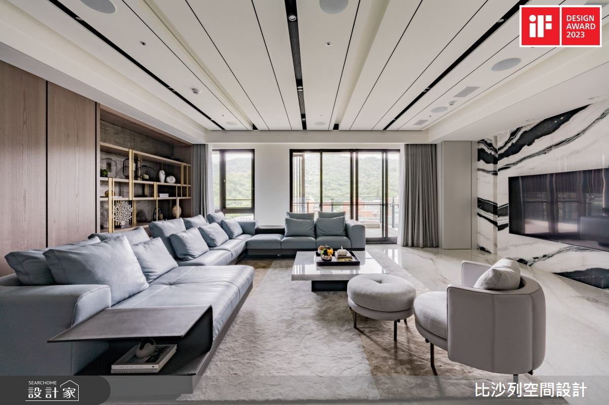 客廳等公領域以白、金色系奠定優雅奢華的氛圍。