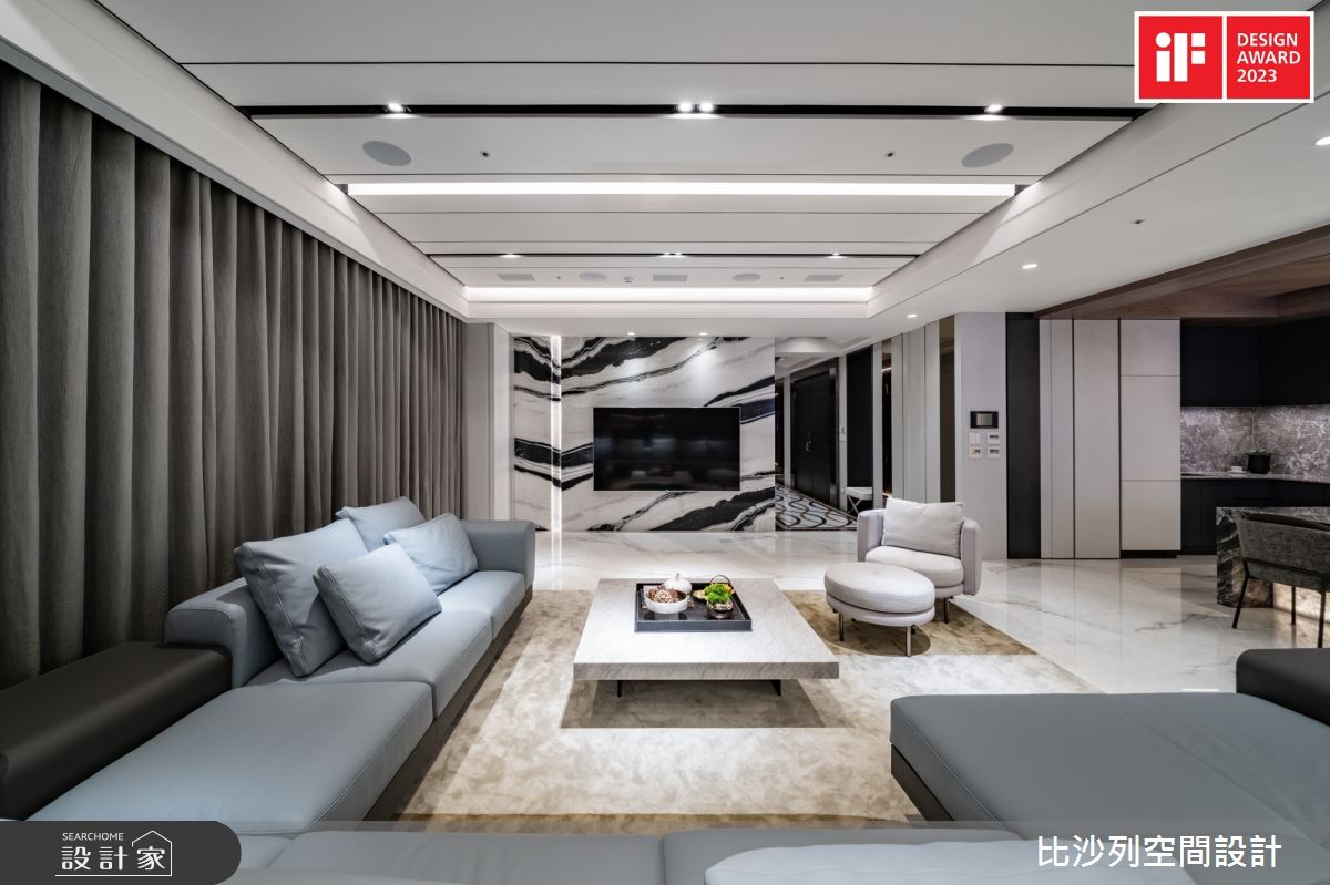 以黑白紋理打造出彷彿潑墨山水般的電視牆面。