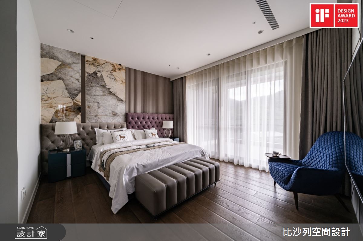 主臥室床頭以拼接手法勾勒豐富層次。