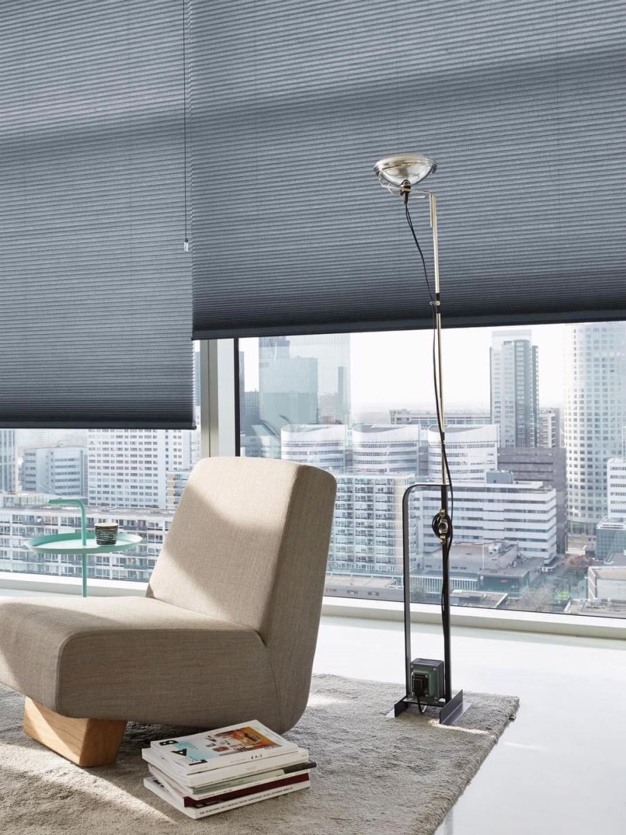 風琴簾材質，質感低調溫潤，很容易令人聯想起優雅的日式和紙。