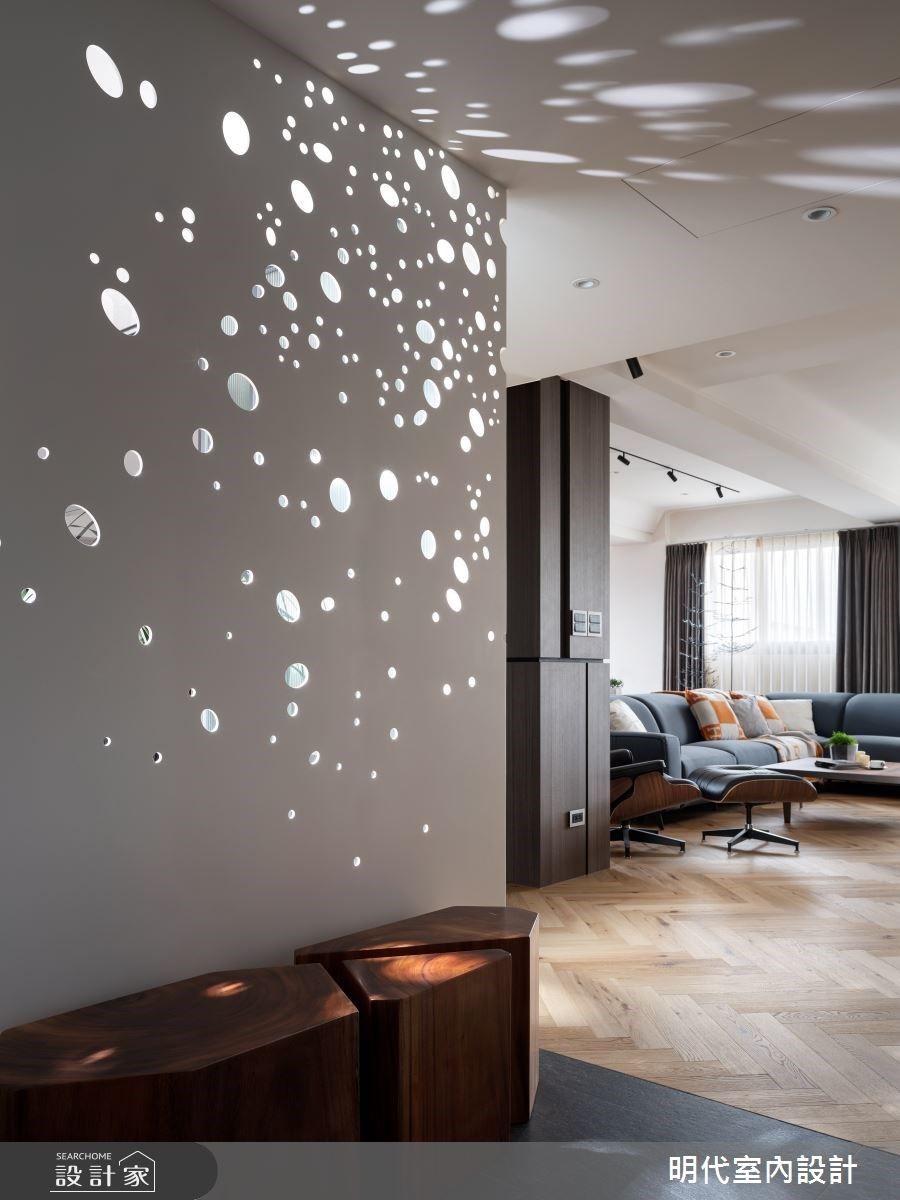 宛如宇宙星河的訂製端景面,後方遊戲室運用穿透式光影,打造綻放熠熠星光的意象。