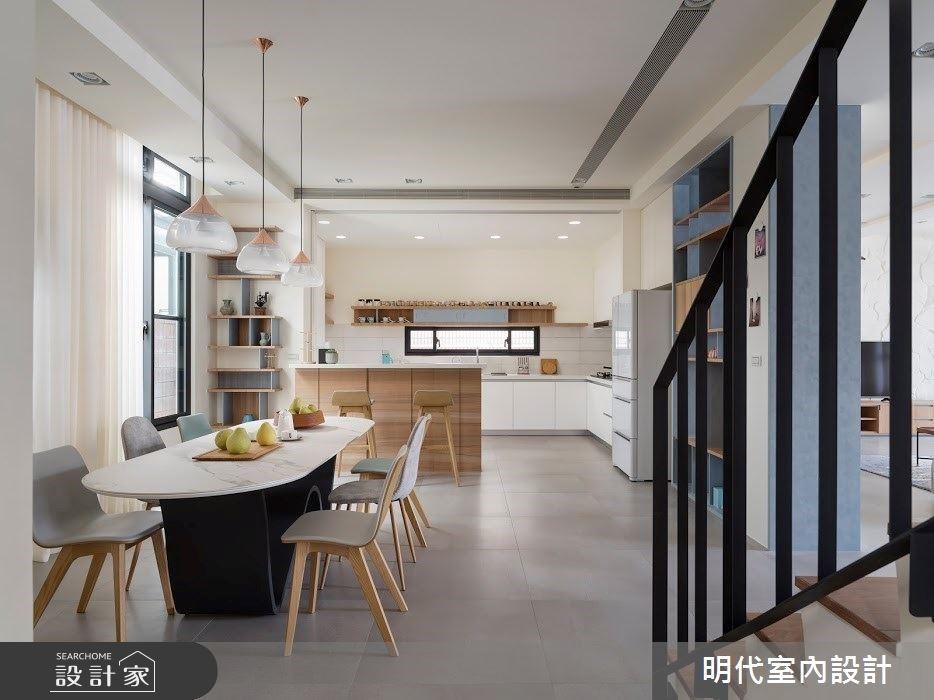 透天宅內的開放式餐廚有著大尺度餐桌、ㄇ字型廚房、高腳吧台等三種齊備機能,敞開時擁有宴客般的大氣、舒適。