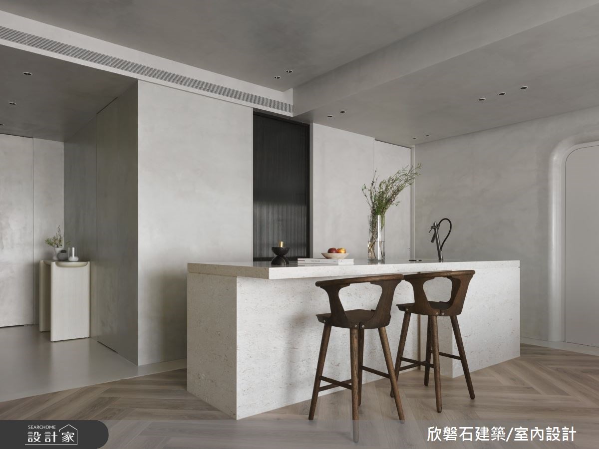 石材打造的中島也可當餐桌使用