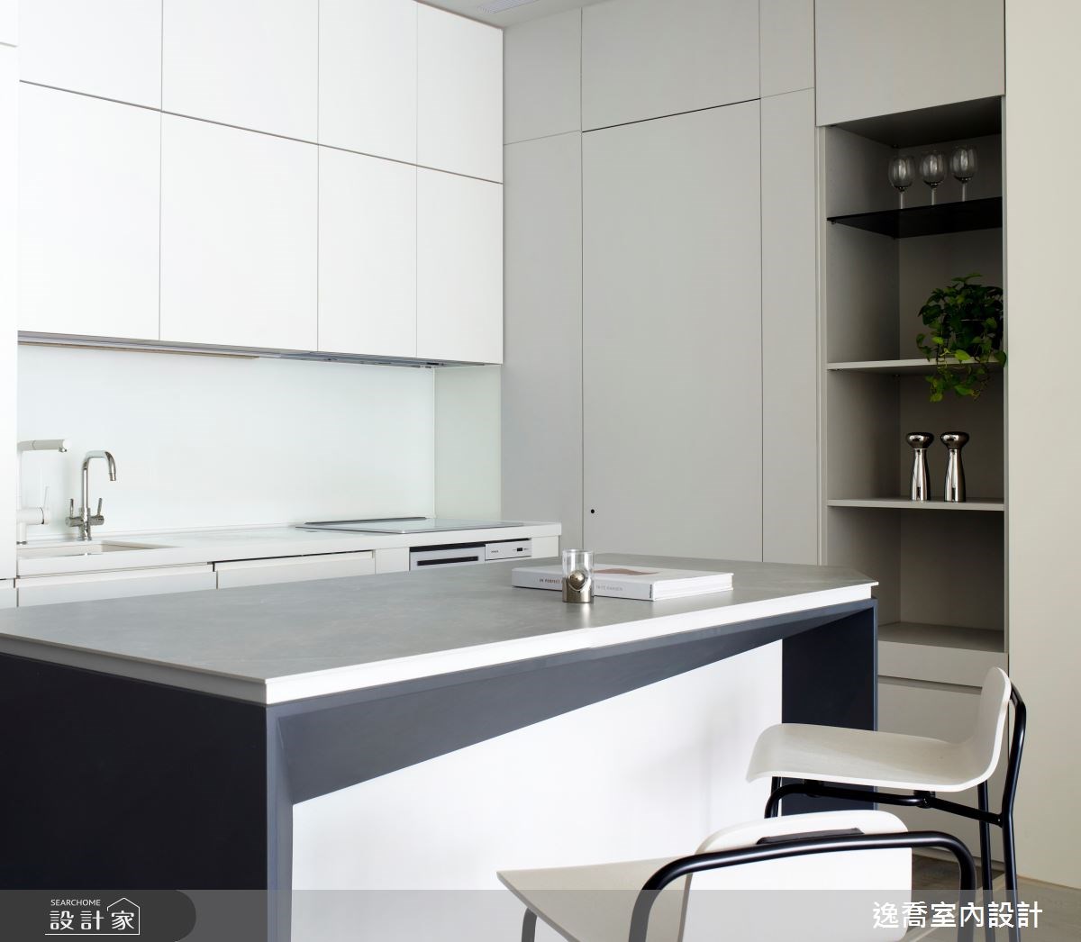 中島桌面以陶板為主,也可當餐桌使用