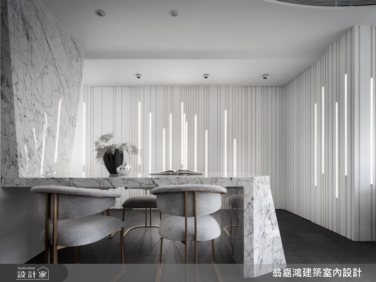 大理石牆壁延伸成大理石餐桌