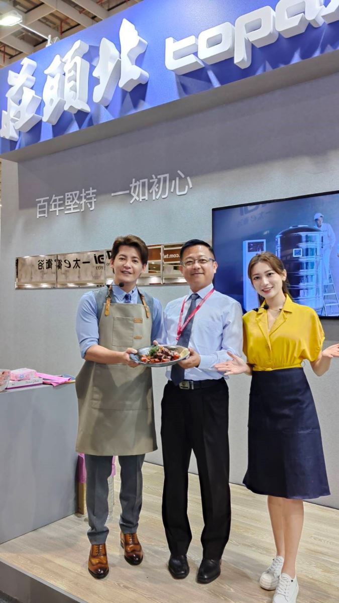 莊頭北2023台灣國際室內設計大展盛大開幕,(左)品牌代言人 謝哲青(中)莊頭北總監 洪許聖隆(右)活動料理長林彤