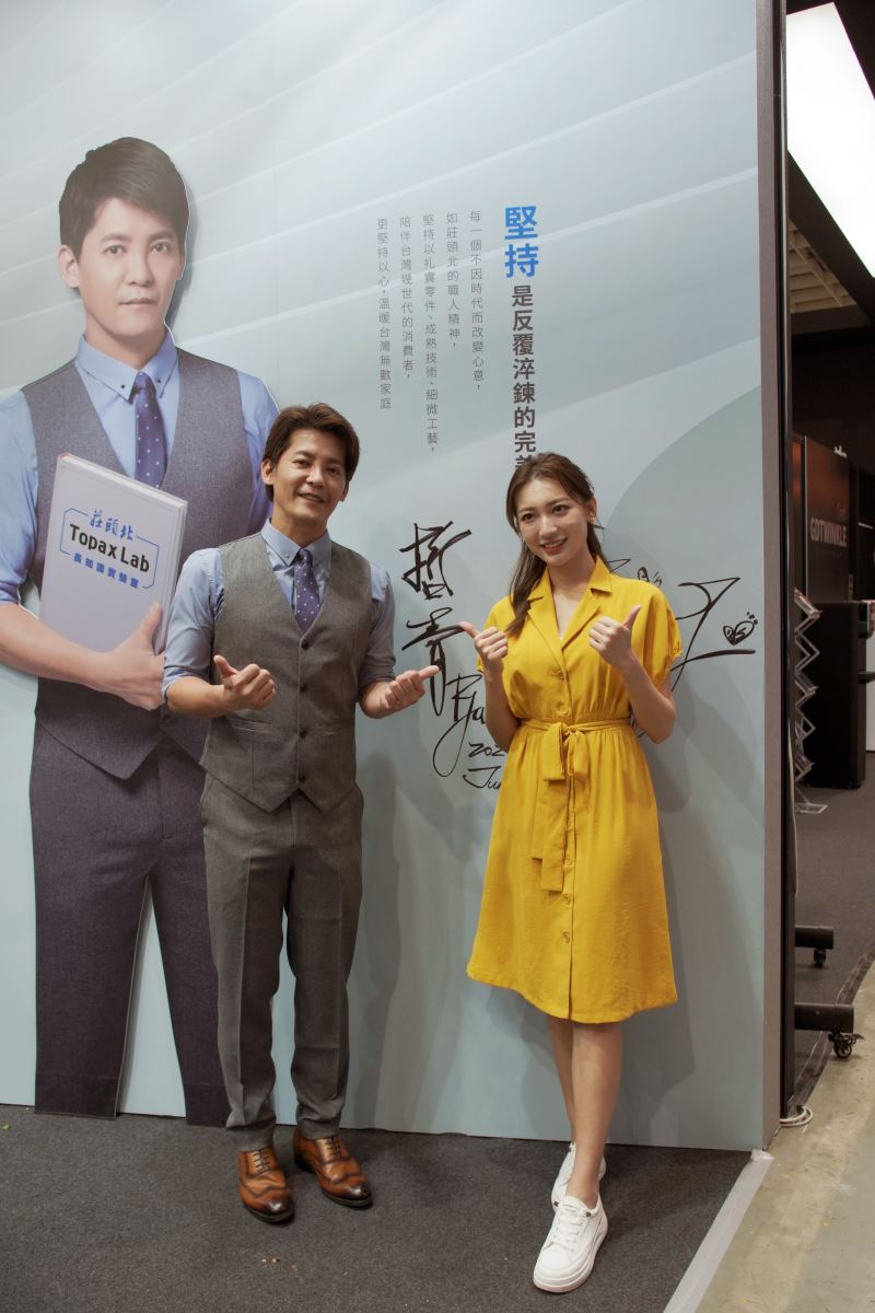 莊頭北品牌代言人知識長謝哲青,(右)活動料理長林彤