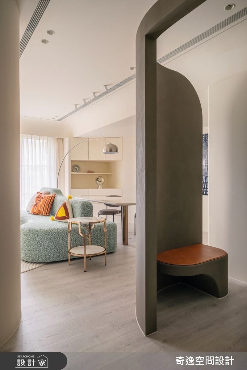 為了化解穿堂煞的風水疑慮,玄關藉由弧形造型牆面劃分,也創造出獨立的玄關機能。