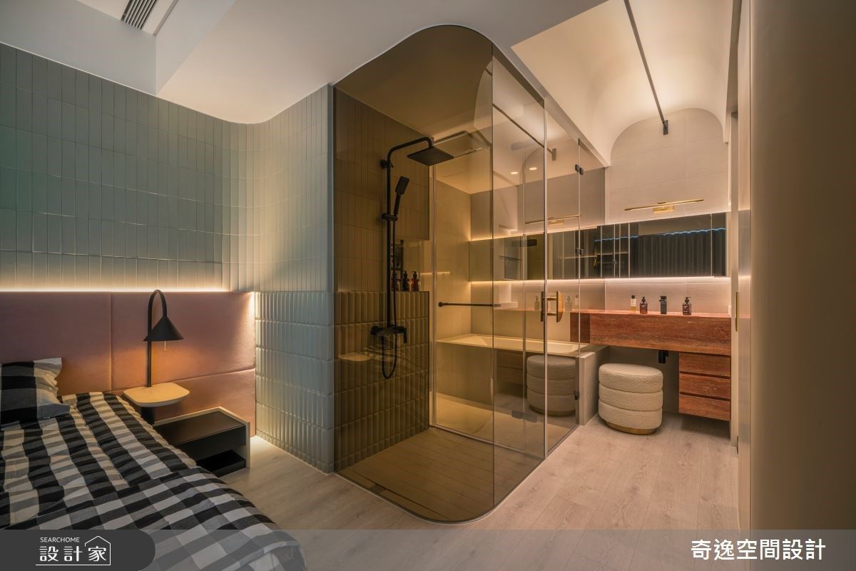 利用材質延續的概念,讓床頭以平面磁磚去表現質感,延伸至淋浴間,使用立體感重一點的凸面造型,除了去分界兩個空間外,也能放大空間感。