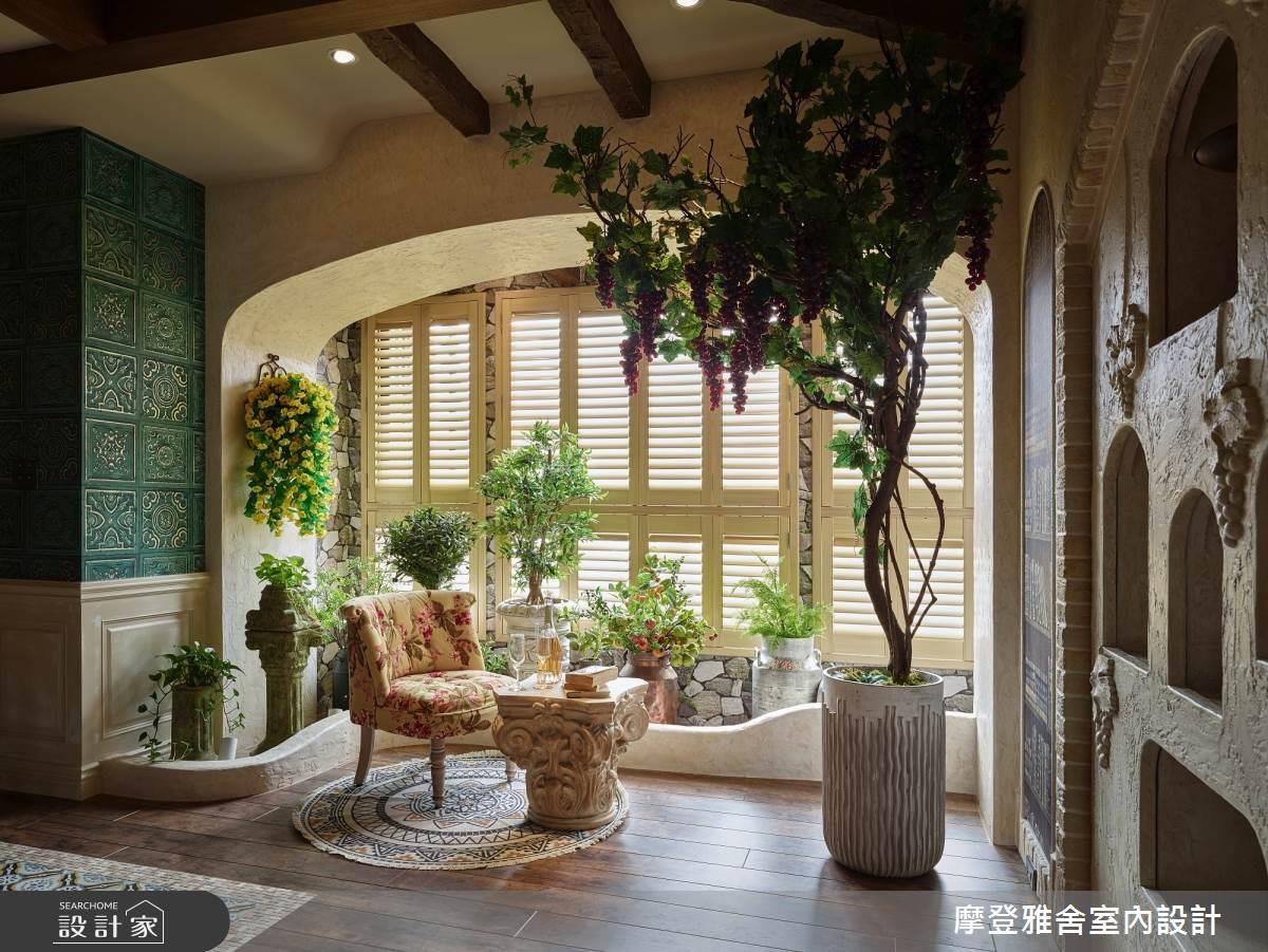 距離窗邊過近的位置壓樑，設計師採拱門造型修飾大樑，並以南歐常見的雲型設計打造植栽端景。