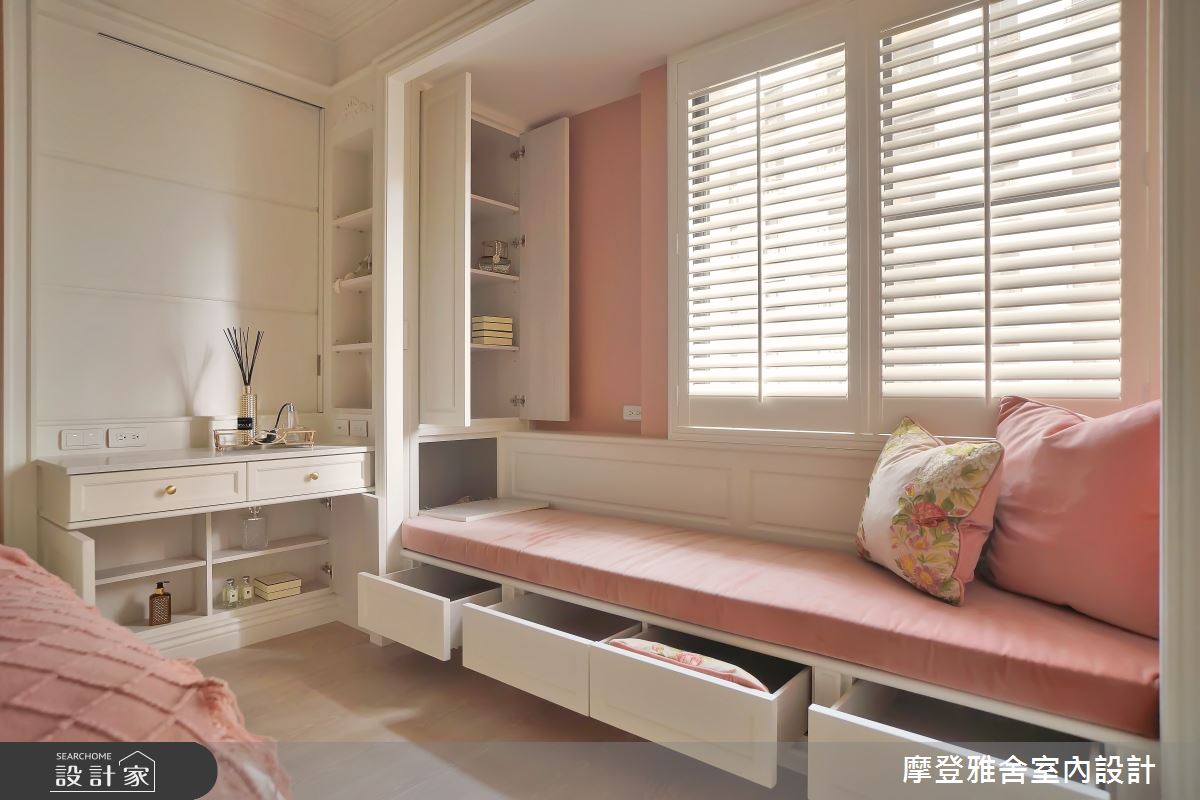 善用轉角空間規劃收納柱體，同時給與充沛的收納空間。