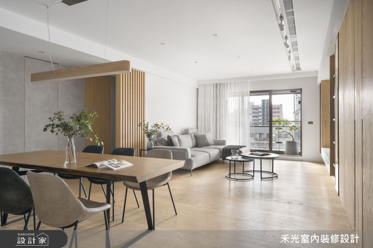 沙發背牆利用格柵設計，讓光線得以穿透進廊道，增加空間的明亮度。